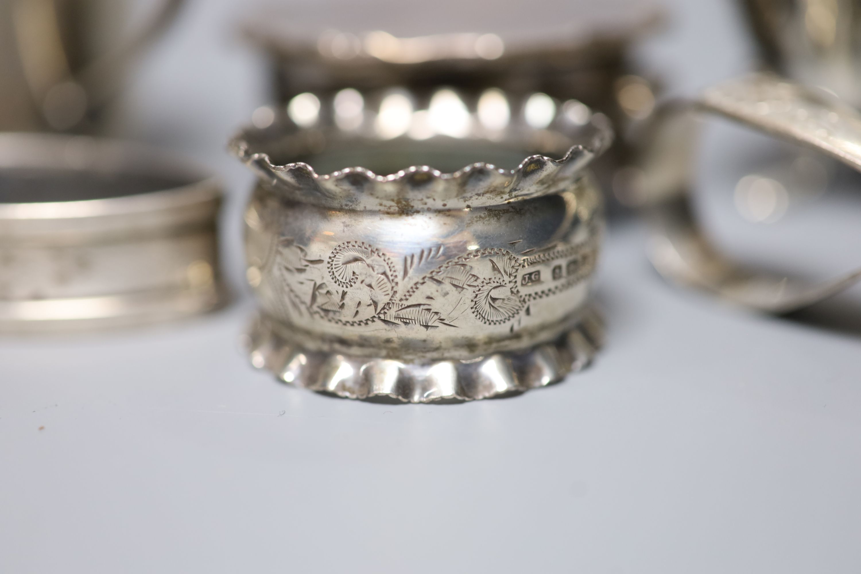 A George IV silver cylindrical mustard with blue glass liner and a collection of small silver items, approximately 17.5oz